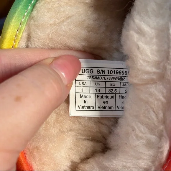 Ugg MINI Classic II Rainbow BOOTS Kids size 1